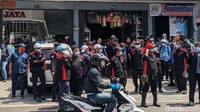 Mereka berkumpul d pinggir jalan untuk bersiap berangkat melakukan aksi.