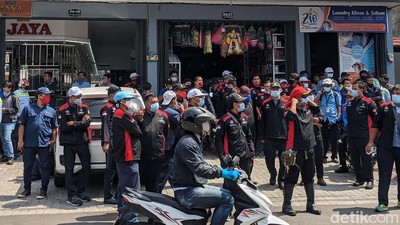 Foto Suasana Persiapan Aksi Tolak Omnibus Law di Tangerang