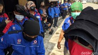 Hingga pukul 10.00 WIB, buruh ini tertahan oleh penyekatan anggota kepolisian yang melarang kerumunan aksi unjuk rasa.