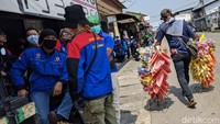 Aksi ini merupakan buntut dari pengesahan UU Cipta Kerja oleh DPR kemarin.