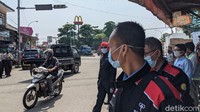 Omnibus Law Cipta Kerja sendiri baru saja disahkan DPR sore kemarin. UU ini diprotes keras oleh kalangan pekerja karena dinilai menguntungkan pengusaha dan cenderung melemahkan pekerja.