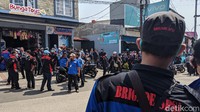 Para pekerja pabrik yang akan melakukan aksi unjuk rasa berkumpul di pertigaan Jatake, Kota Tangerang, Banten, Selasa (6/10/2020).