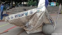 Sebuah tenda juga ikut rusak.