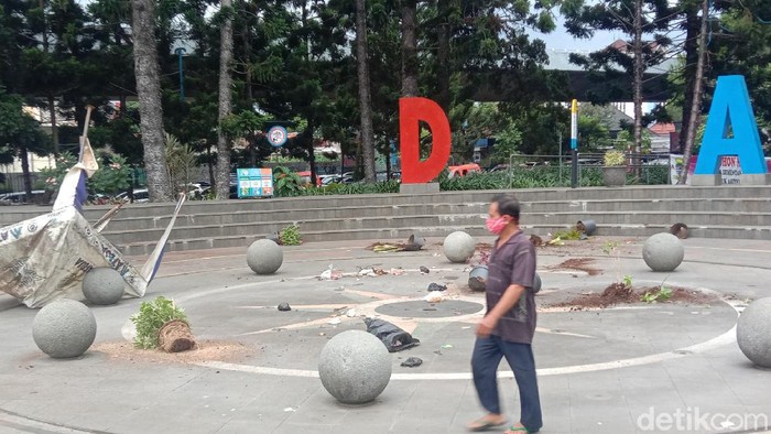 Taman Dago Cikapayang, Kota Bandung, diduga dirusak oleh oknum kelompok orang yang merupakan peserta demo buruh Omnibus Law Cipta Kerja.