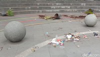 Pantauan detikcom, Selasa (6/10/2020) sore pot bunga dirusak hingga tanaman dan tanahnya berantakan. 