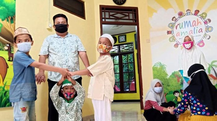Terapi Tertawa Solusi untuk Hadapi Pandemi Terapi tertawa diklaim jadi cara ampuh untuk meredakan ketakutan dan stress di tengah pandemi COVID-19. Seperti inilah salah satu yang bisa dilakukannya.