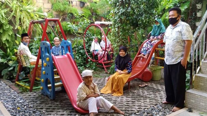 Terapi Tertawa Solusi untuk Hadapi Pandemi Terapi tertawa diklaim jadi cara ampuh untuk meredakan ketakutan dan stress di tengah pandemi COVID-19. Seperti inilah salah satu yang bisa dilakukannya.