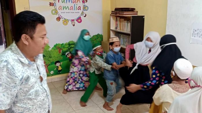 Terapi Tertawa Solusi untuk Hadapi Pandemi Terapi tertawa diklaim jadi cara ampuh untuk meredakan ketakutan dan stress di tengah pandemi COVID-19. Seperti inilah salah satu yang bisa dilakukannya.