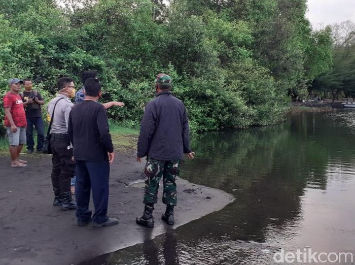 Dua bocah ditemukan tewas tenggelam di Pantai Ancol, Kelurahan Lateng, Kecamatan Banyuwangi. Mereka tenggelam saat berenang di rawa yang berdampingan dengan pantai.