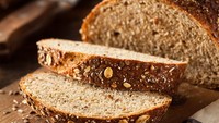 Jika ingin umur panjang, coba mulai perbanyak konsumsi sumber bijian utuh. Contohnya beras merah, roti gandum utuh, atau oatmeal. Makanan ini bermanfaat mengurangi kolesterol jahat dalam tubuh dan menurunkan tekanan darah tinggi. Foto: Getty Images/fcafotodigital