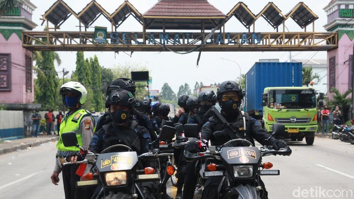 Tni Polri Kawal Ketat Demo Buruh Di Jatiuwung Tangerang 