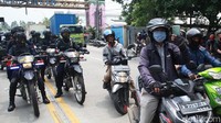 Bahkan beberapa pengendara yang melintas sempat mengabadikan momen pengamanan tersebut.