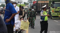 Tak hanya kepolisian, TNI juga diturunkan untuk mengamankan lokasi.
