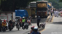 Selain mengawal demo, aparat juga mengatur lalu lintas yang sempat macet.
