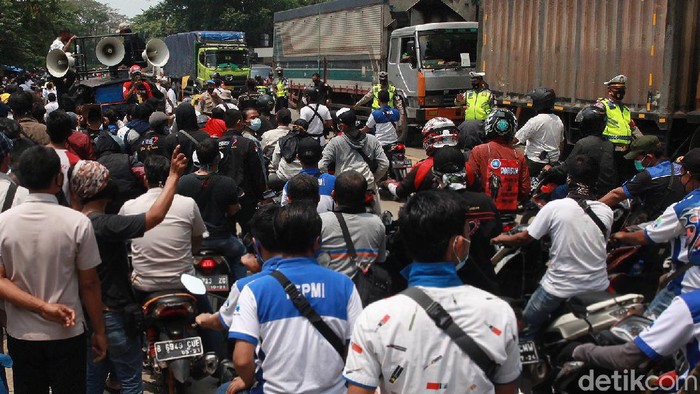 TNI-Polri Kawal Ketat Demo Buruh di Jatiuwung Tangerang Aparat kepolisian dibantu TNI bersinergi mengamankan demo buruh di Jl Gatot Subroto, Kota Tangerang, Banten, Selasa (6/10/2020).
