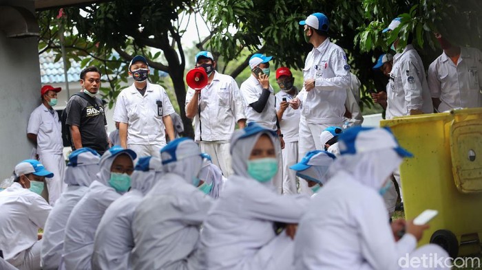 Seorang buruh memasang tulisan # Tolak Omnibuslaw di kawasan MM 2100, Cikarang, Selasa (6/10/2020). Dalam aksinya mereka juga melakukan aksi mogok kerja.