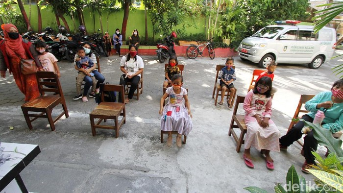 Upaya Cegah Campak di Tengah Pandemi Sejumlah siswa sekolah dasar di Surakarta, Jawa Tengah, mendapatkan vaksin campak dan rubella.