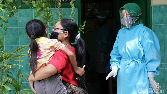 Upaya Cegah Campak di Tengah Pandemi Sejumlah siswa sekolah dasar di Surakarta, Jawa Tengah, mendapatkan vaksin campak dan rubella.