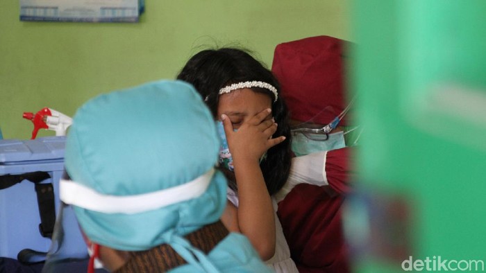 Sejumlah siswa sekolah dasar di Surakarta, Jawa Tengah, mendapatkan vaksin campak dan rubella.