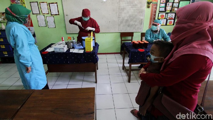 Upaya Cegah Campak di Tengah Pandemi Sejumlah siswa sekolah dasar di Surakarta, Jawa Tengah, mendapatkan vaksin campak dan rubella.
