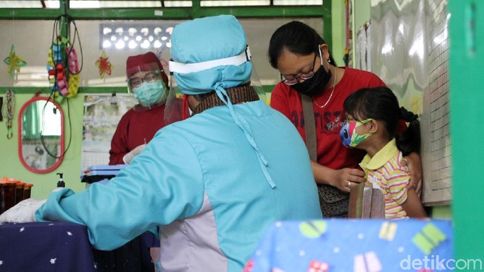 Upaya Cegah Campak di Tengah Pandemi Sejumlah siswa sekolah dasar di Surakarta, Jawa Tengah, mendapatkan vaksin campak dan rubella.