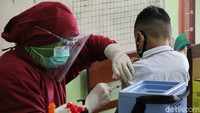 Pelajar SDN Bunderan antre untuk mendapatkan suntikan Vaksin  Measles  dan Rubella disekolahnya, Surakarta, Jawa Tengah, Selasa (6/10).