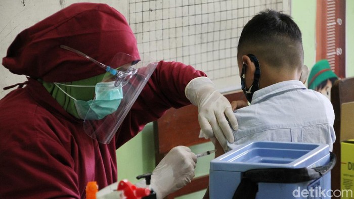Upaya Cegah Campak di Tengah Pandemi Sejumlah siswa sekolah dasar di Surakarta, Jawa Tengah, mendapatkan vaksin campak dan rubella.