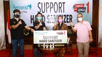 Business Development Director PT Victoria Care Indonesia Wieok Susanto, COO (Chief Operating Officer) PT Victoria Care Indonesia Sumardi Widjaja,  Cawawalkot Tangsel Rahayu Saraswati dan penggiat medsos Rudi Valinka menghadiri acara penyerahan bantuan hand sanitizer sebagai bentuk aksi Corporate Social Responsibility (CSR) dengan tema “Jaga Kebersihan, Lawan Corona”  di Tangerang Selatan, Banten.