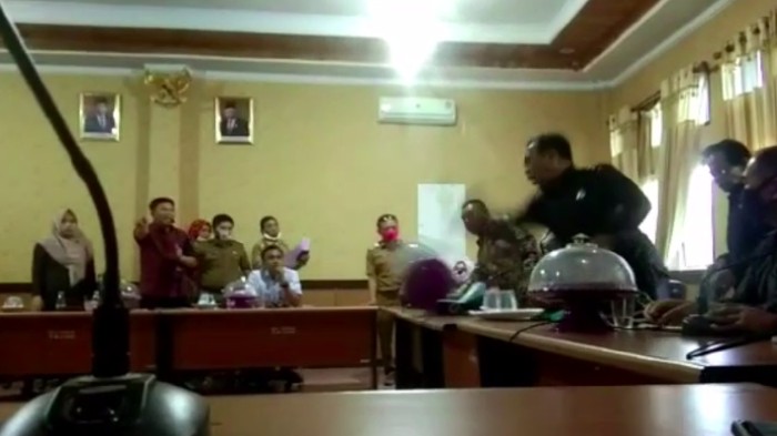 Video Ketua Komisi III DPRD Konawe Selatan, Herman Pambahako mengaku saat rapat Banmus viral.