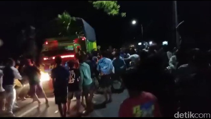 Viral Video Truk Sarat Muatan Terobos Ajang Balapan Liar di Situbondo