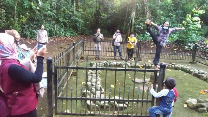 Wisatawan injak batu petilasan Situs Budaya Ciung Wanara