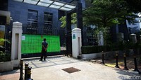 Tampak spanduk penutupan dipasang di gerbang PN Jakpus.