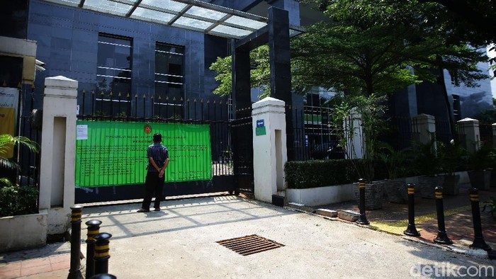 2 PNS Positif COVID-19, PN Jakpus Ditutup Sementara Kantor PN Jakarta Pusat ditutup sementara selama tiga hari. Hal ini setelah ada dua PNS di Pengadilan Negeri (PN) Jakarta Pusat terpapar COVID-19.