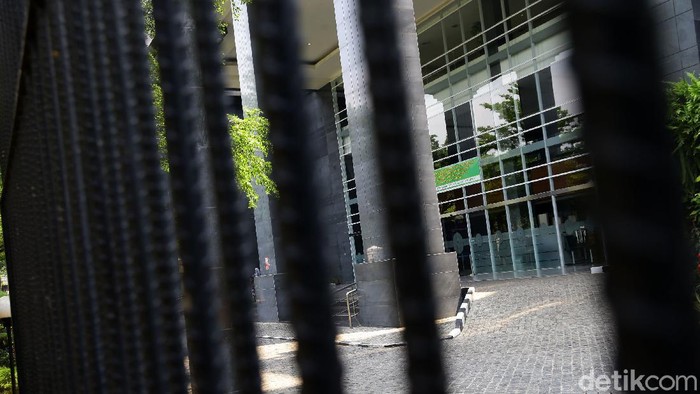 2 PNS Positif COVID-19, PN Jakpus Ditutup Sementara Kantor PN Jakarta Pusat ditutup sementara selama tiga hari. Hal ini setelah ada dua PNS di Pengadilan Negeri (PN) Jakarta Pusat terpapar COVID-19.