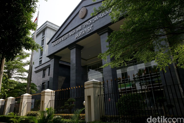 Kantor PN Jakarta Pusat ditutup sementara selama tiga hari. Hal ini setelah ada dua PNS di Pengadilan Negeri (PN) Jakarta Pusat terpapar COVID-19.