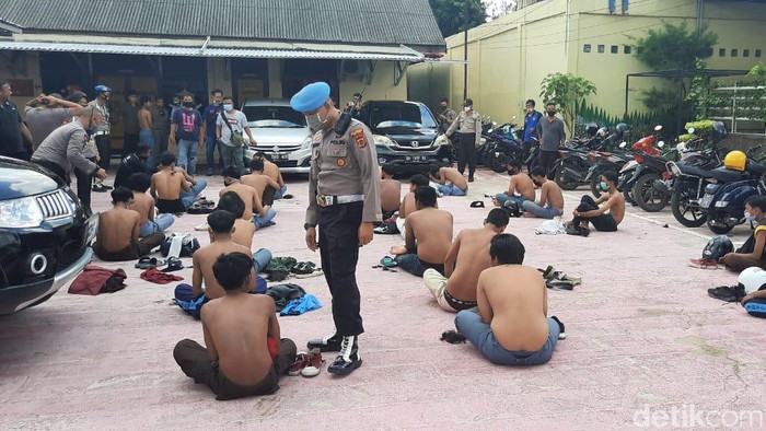 27 siswa di Jambi diamankan atas perusakan gedung DPRD Kota Jambi (Ferdi Almunanda/detikcom)