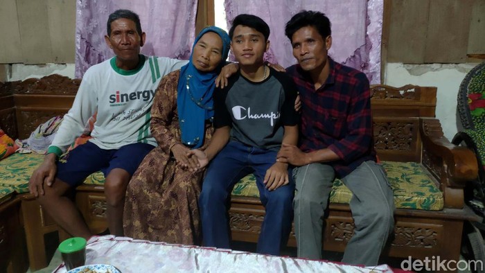 ABG Ini Bertemu Keluarganya Usai 11 Tahun Hilang Ervan Wahyu Anjasworo (16) remaja asal Sragen, Jateng, kembali bertemu keluarganya usai hilang selama 11 tahun. Ervan hilang saat liburan di Jakarta tahun 2009 lalu.
