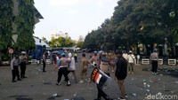 Pantauan detikcom di depan Kantor DPRD Jateng, Jalan Pahlawan, Semarang, Rabu (7/10), massa demo tolak Omnibus Law UU Cipta Kerja masih bertahan untuk menyuarakan aspirasinya sejak siang. Namun, beberapa massa pendemo ada yang nekat melemparkan botol, bambu, hingga batu ke arah polisi.