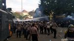 Ada Aksi Lempar Botol-Batu, Polisi Semarang Tembakkan Gas Air Mata