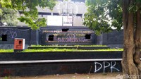 Diketahui, Aksi demo tolak Omnibus Law UU Cipta Kerja ini digelar sejak pukul 12.00 WIB. Arus lalu lintas di Jalan Pahlawan Semarang pun hingga sore ini masih ditutup sehingga kendaraan dialihkan.