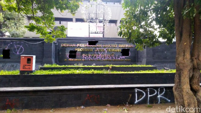 Aksi demo tolak UU Cipta Kerja di Gedung DPRD Jawa Tengah diwarnai aksi lempar botol hingga batu. Polisi pun tembakkan gas air mata ke arah massa demonstran.