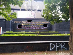 Demo Omnibus Law, Gedung DPRD Jateng Dicoreti Kata-kata Makian