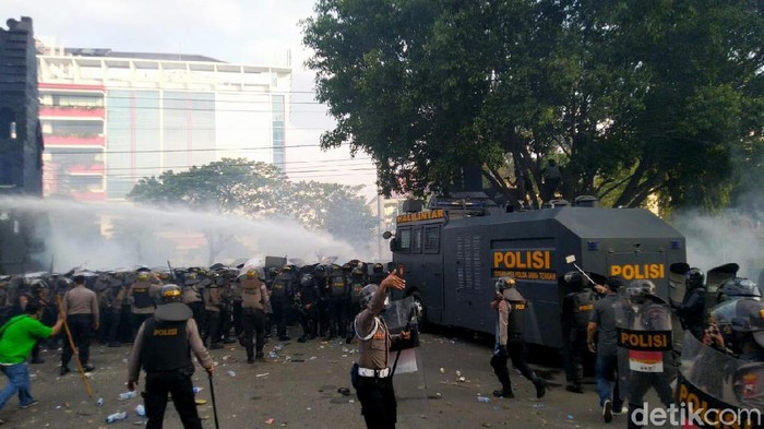Ada Aksi Lempar Botol-Batu, Polisi Semarang Tembakkan Gas Air Mata Aksi demo tolak UU Cipta Kerja di Gedung DPRD Jawa Tengah diwarnai aksi lempar botol hingga batu. Polisi pun tembakkan gas air mata ke arah massa demonstran.
