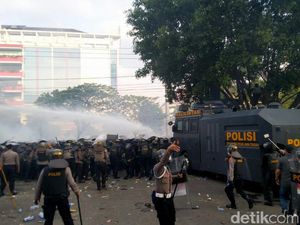 Ada Aksi Lempar Botol-Batu, Polisi Semarang Tembakkan Gas Air Mata