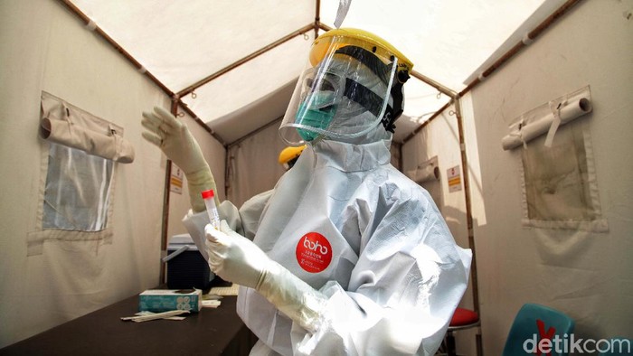Tes swab jadi salah satu cara deteksi dini penyebaran virus Corona di masyarakat. Puskesmas Kecamatan Gambir pun memberikan layanan tes swab gratis bagi warga.