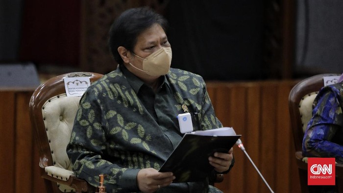 Menko Perekonomian Airlangga Hartarto memeberikan keterangan terkait penjelasan UU Cipta Kerja. Jakarta, Rabu, 7 Oktober 2020. CNN Indonesia/ Adhi Wicaksono