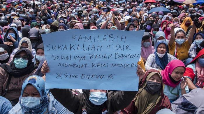 AKSI BURUH SUKABUMI TOLAK UU CIPTA KERJA Ribuan buruh bersama Aliansi Badan Eksekutif Mahasiswa se-Sukabumi melakukan aksi unjuk rasa di lapangan Merdeka, Sukabumi, Jawa Barat, Rabu (7/10/2020). Aksi tersebut merupakan penolakan buruh terhadap pengesahan UU Cipta Kerja oleh DPR. ANTARA FOTO/Iman Firmansyah/agr/aww.