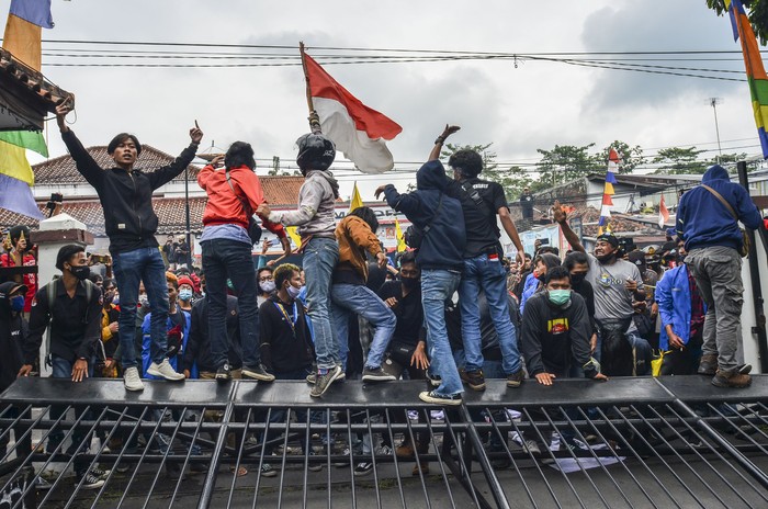 AKSI BURUH TASIKMALAYA Massa dari aktivis mahasiswa, buruh dan masyarakat mendobrak pintu gedung dewan saat aksi unjuk rasa di Kantor DPRD Kota Tasikmalaya, Jawa Barat, Rabu (7/10/2020). Aksi tersebut menolak pengesahan UU Cipta Kerja yang telah disahkan oleh DPR RI karena dinilai sudah menciderai hak-hak buruh. ANTARA FOTO/Adeng Bustomi/foc.