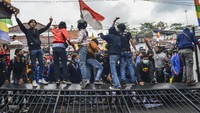 Massa dari aktivis mahasiswa, buruh dan masyarakat mendobrak pintu gedung dewan saat aksi unjuk rasa di Kantor DPRD Kota Tasikmalaya, Jawa Barat, Rabu (7/10/2020).  