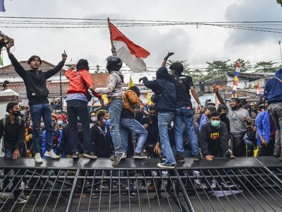 Potret Massa Aksi Dobrak Gerbang DPRD Kota Tasikmalaya